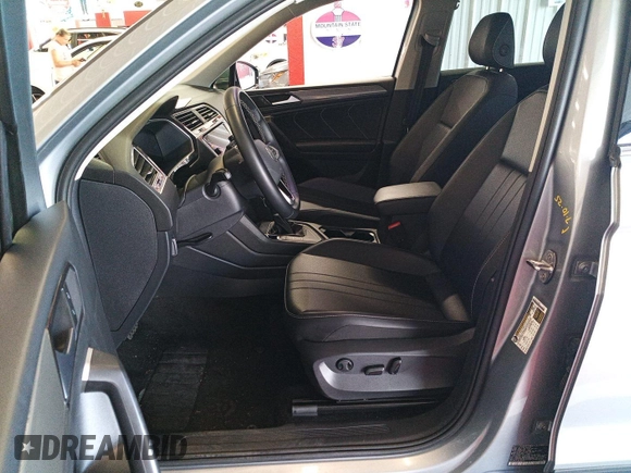 2024 Volkswagen Tiguan SE z VIN 3VV3B7AX7RM105271, wystawiony jako IAAI lot #42752403 z przebiegiem 27 050 mil mil oraz . Historia ofert i sprzedaży dostępna na DreamBid. Obrazek 25.