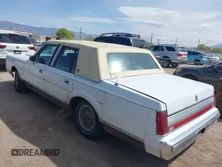 1988 Lincoln Town Car z VIN 1LNBM82F0JY831820, wystawiony jako IAAI lot #41886140 z przebiegiem 26 036 mil mil oraz . Historia ofert i sprzedaży dostępna na DreamBid. Obrazek 3.