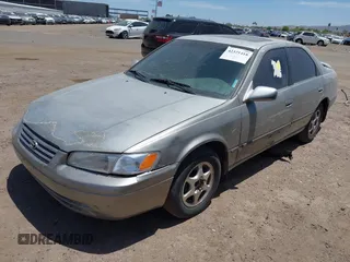 1998 Toyota Camry LE z VIN JT2BG22K8W0113985, wystawiony jako IAAI lot #42321418 z przebiegiem 277 270 mil mil oraz . Historia ofert i sprzedaży dostępna na DreamBid. Obrazek 2.