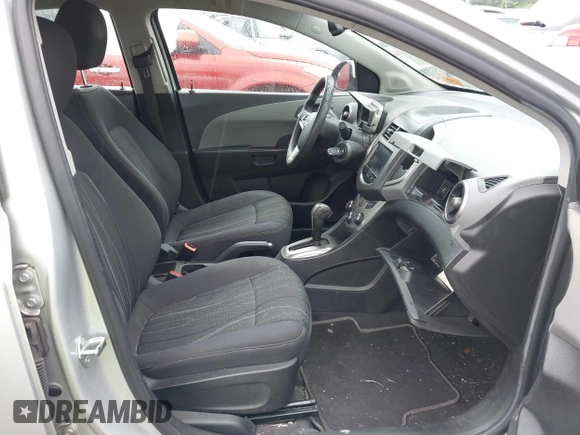 2014 Chevrolet Sonic LT z VIN 1G1JC5SH7E4131057, wystawiony jako IAAI lot #42468937 z przebiegiem 33 958 mil mil oraz . Historia ofert i sprzedaży dostępna na DreamBid. Obrazek 5.