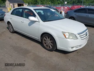 2007 Toyota Avalon XL z VIN 4T1BK36B47U241328, wystawiony jako IAAI lot #42425636 z przebiegiem 229 475 mil mil oraz . Historia ofert i sprzedaży dostępna na DreamBid. Obrazek 1.