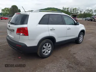 2012 Kia Sorento LX z VIN 5XYKTCA66CG225672, wystawiony jako IAAI lot #42332631 z przebiegiem 137 760 mil mil oraz . Historia ofert i sprzedaży dostępna na DreamBid. Obrazek 4.