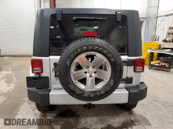2008 Jeep Wrangler Unlimited Sahara z VIN 1J4GA59168L551767, wystawiony jako Copart lot #49809985 z przebiegiem 151 176 mil mil oraz Nie do naprawy • Non repairable. Historia ofert i sprzedaży dostępna na DreamBid. Obrazek 6.