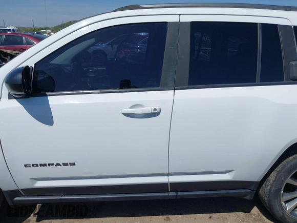 2016 Jeep Compass Sport z VIN 1C4NJCBAXGD806456, wystawiony jako IAAI lot #41967561 z przebiegiem 125 305 mil mil oraz . Historia ofert i sprzedaży dostępna na DreamBid. Obrazek 14.