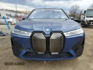 2023 BMW iX xDrive50 z VIN WB523CF0XPCL15501, wystawiony jako Copart lot #46117065 z przebiegiem 14 695 mil mil oraz Szkoda całkowita • Salvage title. Historia ofert i sprzedaży dostępna na DreamBid. Obrazek 5.