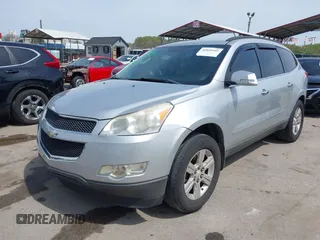 2012 Chevrolet Traverse 1LT z VIN 1GNKVGED0CJ156706, wystawiony jako IAAI lot #42059502 z przebiegiem 138 935 mil mil oraz . Historia ofert i sprzedaży dostępna na DreamBid. Obrazek 2.