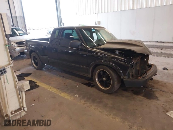 2000 Chevrolet S-10 LS with VIN 1GCCS1955Y8223949, listed as a IAAI auction lot 41795316 with 156,127 mi miles. Bid and sale history available at carsss.com. Image 1.