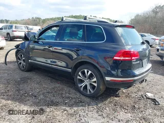 2017 Volkswagen Touareg Wolfsburg Edition z VIN WVGRF7BP6HD006748, wystawiony jako IAAI lot #41483215 z przebiegiem 97 816 mil mil oraz . Historia ofert i sprzedaży dostępna na DreamBid. Obrazek 3.