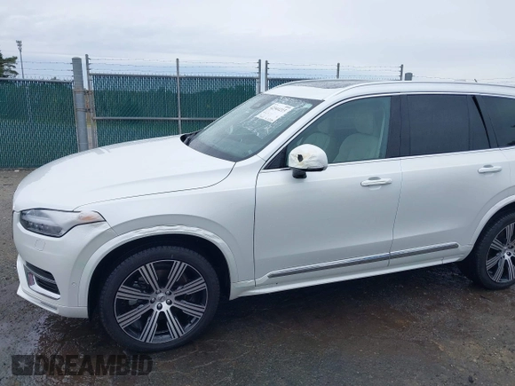 2024 Volvo XC90 Plus Bright Theme z VIN YV4062PE3R1181627, wystawiony jako IAAI lot #42344215 z przebiegiem 24 443 mil mil oraz . Historia ofert i sprzedaży dostępna na DreamBid. Obrazek 6.