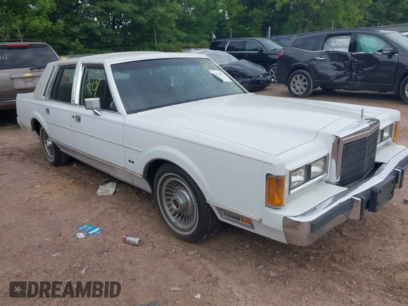 1989 Lincoln Town Car z VIN 1LNBM81F5KY813302, wystawiony jako IAAI lot #42412831 z przebiegiem 76 138 mil mil oraz . Historia ofert i sprzedaży dostępna na DreamBid. Obrazek 1.