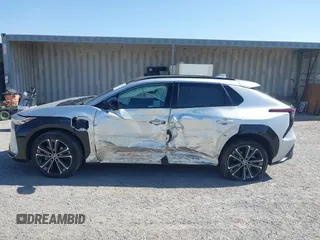 2023 Toyota bZ4X XLE z VIN JTMAAAAA6PA015170, wystawiony jako IAAI lot #42119233 z przebiegiem 64 284 mil mil oraz . Historia ofert i sprzedaży dostępna na DreamBid. Obrazek 14.