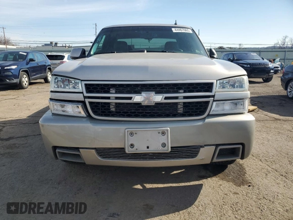 2006 Chevrolet Silverado SS z VIN 2GCEC19N561178209, wystawiony jako Copart lot #44487665 z przebiegiem 155 319 mil mil oraz Szkody całkowita. Historia ofert i sprzedaży dostępna na DreamBid. Obrazek 5.
