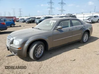 2008 Chrysler 300 Touring z VIN 2C3KA53G48H105566, wystawiony jako Copart lot #56949195 z przebiegiem 89 630 mil mil oraz Szkoda całkowita • Salvage title. Historia ofert i sprzedaży dostępna na DreamBid. Obrazek 1.