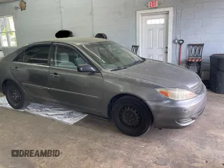 2002 Toyota Camry LE z VIN 4T1BE30K52U542523, wystawiony jako Copart lot #57983805 z przebiegiem 264 137 mil mil oraz Czysty tytuł • Clean title. Historia ofert i sprzedaży dostępna na DreamBid. Obrazek 1.