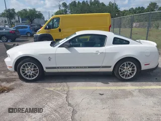 2012 Ford Mustang Premium z VIN 1ZVBP8AMXC5271916, wystawiony jako IAAI lot #42187185 z przebiegiem 103 379 mil mil oraz . Historia ofert i sprzedaży dostępna na DreamBid. Obrazek 14.