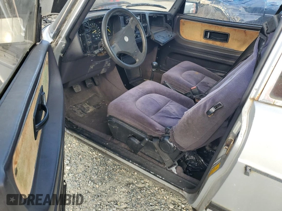 1987 Saab 900 z VIN YS3AK35D8H2020243, wystawiony jako Copart lot #47843125 z przebiegiem 112 526 mil mil oraz Tytuł czysty. Historia ofert i sprzedaży dostępna na DreamBid. Obrazek 8.