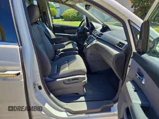 2017 Honda Odyssey Touring z VIN 5FNRL5H91HB008068, wystawiony jako Copart lot #49853805 z przebiegiem 33 521 mil mil oraz Czysty tytuł • Clean title. Historia ofert i sprzedaży dostępna na DreamBid. Obrazek 5.