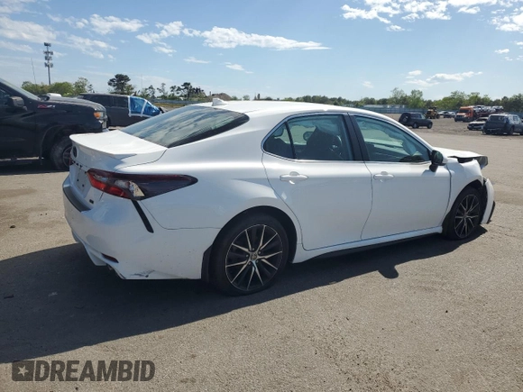 2022 Toyota Camry SE z VIN 4T1G11AK8NU709417, wystawiony jako Copart lot #57153185 z przebiegiem 20 314 mil mil oraz Szkoda całkowita • Salvage title. Historia ofert i sprzedaży dostępna na DreamBid. Obrazek 3.