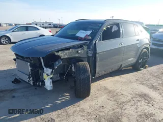 2024 Volkswagen Atlas SEL Premium R-Line z VIN 1V2FE2CA3RC245381, wystawiony jako IAAI lot #41610093 z przebiegiem 5 022 mil mil oraz . Historia ofert i sprzedaży dostępna na DreamBid. Obrazek 17.