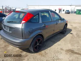 2007 Ford Focus S z VIN 1FAHP37N17W316344, wystawiony jako IAAI lot #41882805 z przebiegiem 262 422 mil mil oraz . Historia ofert i sprzedaży dostępna na DreamBid. Obrazek 4.