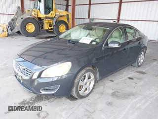 2013 Volvo S60 T5 Premier z VIN YV1612FS0D1216596, wystawiony jako IAAI lot #42311635 z przebiegiem 125 512 mil mil oraz . Historia ofert i sprzedaży dostępna na DreamBid. Obrazek 2.
