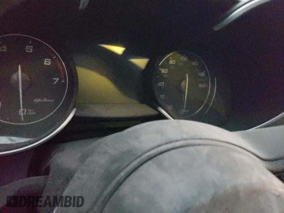 2020 Alfa Romeo Giulia Ti Sport z VIN ZARFAMBN1L7625922, wystawiony jako Copart lot #85744044 z przebiegiem Nie podano mil oraz Czysty tytuł • Clean title. Historia ofert i sprzedaży dostępna na DreamBid. Obrazek 9.