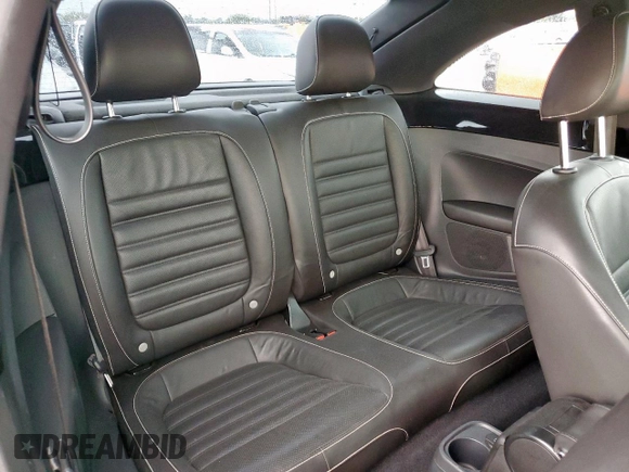 2014 Volkswagen Beetle 1.8T z VIN 3VWJ17AT5EM652990, wystawiony jako Copart lot #60094715 z przebiegiem 109 911 mil mil oraz Szkoda całkowita • Salvage title. Historia ofert i sprzedaży dostępna na DreamBid. Obrazek 10.