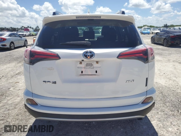2018 Toyota RAV4 XLE z VIN JTMWFREVXJD127480, wystawiony jako Copart lot #61004625 z przebiegiem 33 179 mil mil oraz Szkoda całkowita • Salvage title. Historia ofert i sprzedaży dostępna na DreamBid. Obrazek 6.
