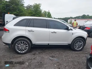 2013 Lincoln MKX z VIN 2LMDJ6JK9DBL27647, wystawiony jako IAAI lot #42140913 z przebiegiem 211 412 mil mil oraz . Historia ofert i sprzedaży dostępna na DreamBid. Obrazek 13.