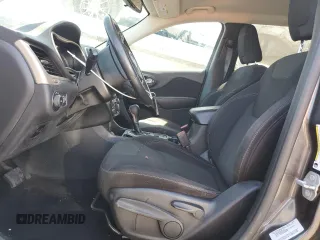 2016 Jeep Cherokee Latitude z VIN 1C4PJLCB6GW113825, wystawiony jako Copart lot #53894565 z przebiegiem 261 674 mil mil oraz Szkoda całkowita • Salvage title. Historia ofert i sprzedaży dostępna na DreamBid. Obrazek 7.