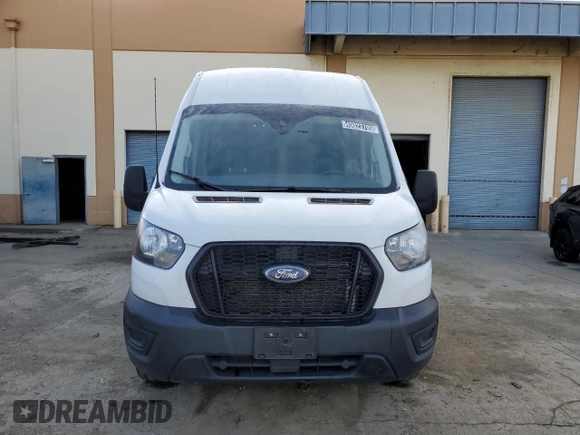 2022 Ford Transit Cargo z VIN 1FTBR3X80NKA69827, wystawiony jako Copart lot #45023705 z przebiegiem 48 992 mil mil oraz Czysty tytuł • Clean title. Historia ofert i sprzedaży dostępna na DreamBid. Obrazek 5.