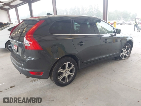 2013 Volvo XC60 T6 z VIN YV4902DZ3D2411993, wystawiony jako IAAI lot #42415587 z przebiegiem 95 303 mil mil oraz . Historia ofert i sprzedaży dostępna na DreamBid. Obrazek 4.