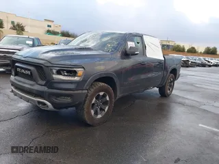 2019 Ram 1500 Rebel z VIN 1C6SRFLT2KN900600, wystawiony jako IAAI lot #41307832 z przebiegiem 74 481 mil mil oraz . Historia ofert i sprzedaży dostępna na DreamBid. Obrazek 2.