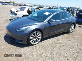2018 Tesla Model 3 Long Range Battery z VIN 5YJ3E1EB8JF105886, wystawiony jako IAAI lot #42268190 z przebiegiem 80 917 mil mil oraz . Historia ofert i sprzedaży dostępna na DreamBid. Obrazek 20.