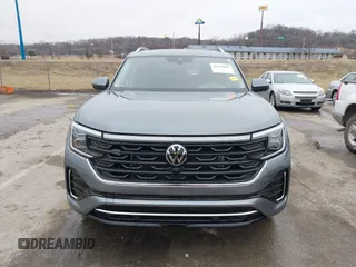 2024 Volkswagen Atlas SEL Premium R-Line z VIN 1V2FR2CA0RC523772, wystawiony jako IAAI lot #41544482 z przebiegiem 7 703 mil mil oraz . Historia ofert i sprzedaży dostępna na DreamBid. Obrazek 13.