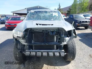 2020 Toyota Tacoma SR5 z VIN 5TFCZ5AN5LX229019, wystawiony jako IAAI lot #41907694 z przebiegiem 79 355 mil mil oraz . Historia ofert i sprzedaży dostępna na DreamBid. Obrazek 13.