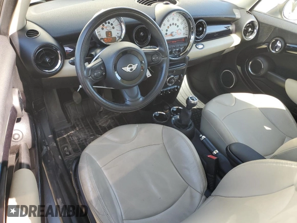2011 MINI Hardtop z VIN WMWSU3C50BT182450, wystawiony jako Copart lot #48638415 z przebiegiem 119 471 mil mil oraz Czysty tytuł • Clean title. Historia ofert i sprzedaży dostępna na DreamBid. Obrazek 8.