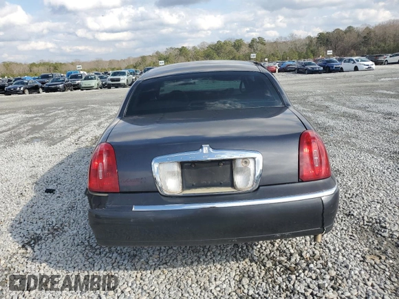1999 Lincoln Town Car Executive z VIN 1LNHM81W4XY714116, wystawiony jako Copart lot #44424595 z przebiegiem 210 041 mil mil oraz Szkoda całkowita • Salvage title. Historia ofert i sprzedaży dostępna na DreamBid. Obrazek 6.