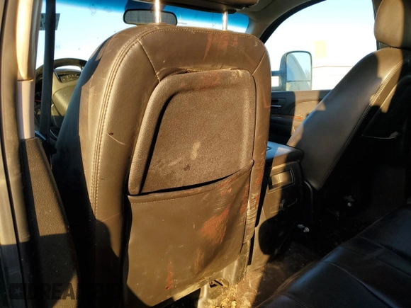 2009 GMC Sierra 2500HD SLT z VIN 1GTHK636X9F173647, wystawiony jako Copart lot #42983015 z przebiegiem 218 046 mil mil oraz Czysty tytuł • Clean title. Historia ofert i sprzedaży dostępna na DreamBid. Obrazek 10.