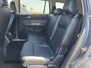 2023 Volkswagen Atlas SE z VIN 1V2HR2CA5PC526012, wystawiony jako IAAI lot #42796408 z przebiegiem 41 216 mil mil oraz . Historia ofert i sprzedaży dostępna na DreamBid. Obrazek 25.