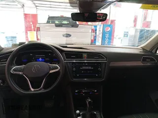 2024 Volkswagen Tiguan SE z VIN 3VV3B7AX0RM082514, wystawiony jako IAAI lot #42796136 z przebiegiem 27 247 mil mil oraz . Historia ofert i sprzedaży dostępna na DreamBid. Obrazek 31.