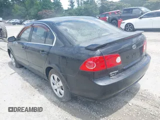 2008 Kia Optima LX z VIN KNAGE123885235142, wystawiony jako IAAI lot #42112119 z przebiegiem 145 410 mil mil oraz . Historia ofert i sprzedaży dostępna na DreamBid. Obrazek 3.
