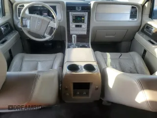 2010 Lincoln Navigator z VIN 5LMJJ2H58AEJ10577, wystawiony jako Copart lot #46904225 z przebiegiem 131 479 mil mil oraz Czysty tytuł • Clean title. Historia ofert i sprzedaży dostępna na DreamBid. Obrazek 8.