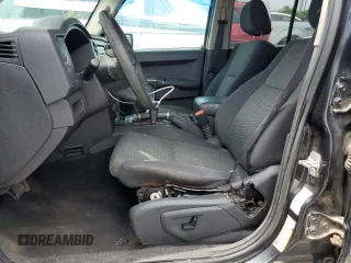 2010 Jeep Commander Sport с VIN 1J4RG4GK9AC158607, выставлен на аукционе Copart как лот 62469675 с пробегом 214 062 миль миль и Списание • Salvage title. История ставок и продаж доступна на DreamBid. Изображение 7.