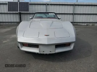 1982 Chevrolet Corvette z VIN 1G1AY878XC5102140, wystawiony jako Copart lot #59845855 z przebiegiem 80 611 mil mil oraz Czysty tytuł • Clean title. Historia ofert i sprzedaży dostępna na DreamBid. Obrazek 5.