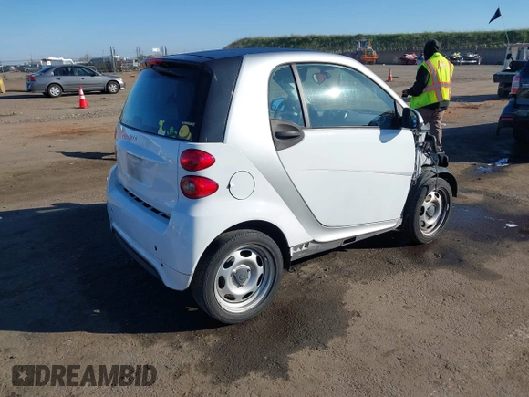2015 Smart fortwo Passion z VIN WMEEJ3BA7FK805194, wystawiony jako IAAI lot #41676265 z przebiegiem 47 096 mil mil oraz . Historia ofert i sprzedaży dostępna na DreamBid. Obrazek 4.