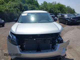 2024 Nissan Pathfinder S z VIN 5N1DR3ACXRC251780, wystawiony jako IAAI lot #42245940 z przebiegiem 7 871 mil mil oraz . Historia ofert i sprzedaży dostępna na DreamBid. Obrazek 13.