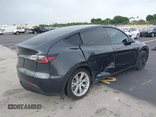 2024 Tesla Model Y z VIN 7SAYGDED3RF041788, wystawiony jako IAAI lot #42644453 z przebiegiem 22 189 mil mil oraz . Historia ofert i sprzedaży dostępna na DreamBid. Obrazek 4.