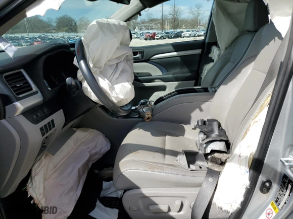 2017 Toyota Highlander XLE with VIN 5TDJZRFH2HS484001, listed as a Copart auction lot 49494205 with 0 mi miles and Non Repairable. Bid and sale history available at carsss.com. Image 7.