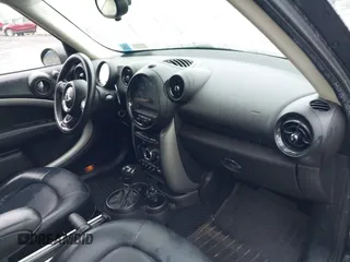 2015 MINI Countryman z VIN WMWZB3C59FWR43890, wystawiony jako IAAI lot #42372407 z przebiegiem 131 884 mil mil oraz . Historia ofert i sprzedaży dostępna na DreamBid. Obrazek 5.